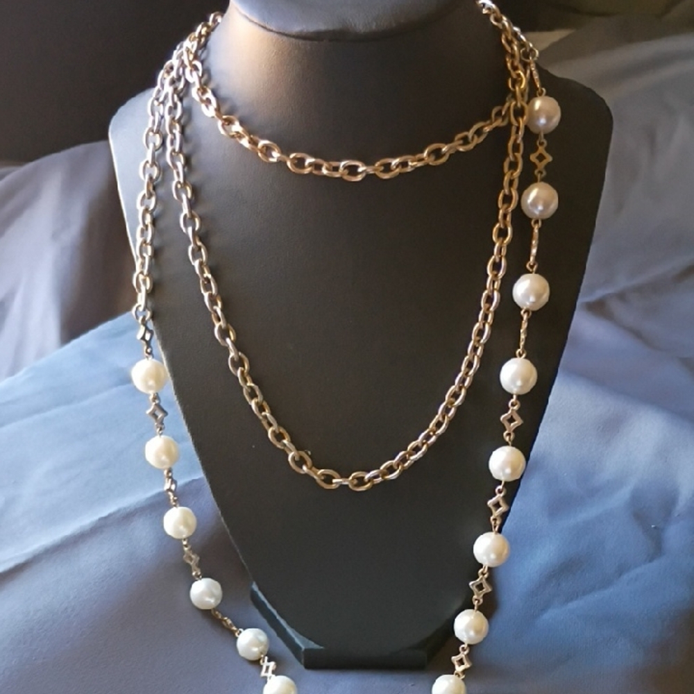 Elegant Gold and Pearl Necklace